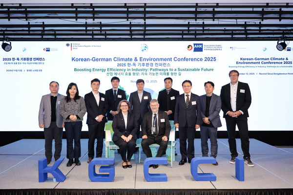 (앞줄 왼쪽부터) 마리 안토니아 폰 쉔부르크 KGCCI 대표, 외른 바이써트 주한독일부대사, (뒷줄 왼쪽부터) 신성 엔지니어링 김한영 이사, 정지희 KGCCI 부이사, 그리드위즈 류준영 사장, 한국에너지기술평가원(KETEP) 임승빈 실장, 한국에너지기술연구원(KIER) 김성일 박사, 한국에너지공단 김길환 팀장, 지멘스 코리아 정하중 대표, 윌로펌프 서병철 부문장, 독일에너지청 디트마 그룬디히 산업무역본부장이 ‘한-독 기후 환경 컨퍼런스 2025’에서 기념촬영을 하고 있다. (사진=KGCCI 제공)