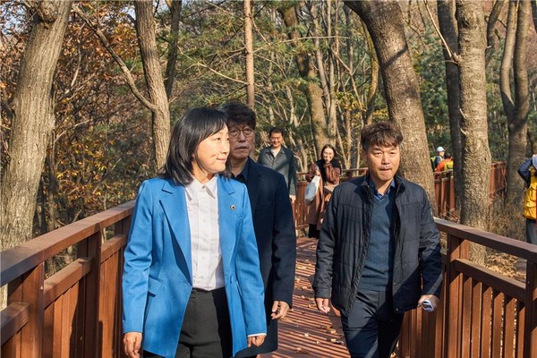 ‘용마산 스카이워크’의 공식 개장에 앞서 현장을 방문해 사업 추진 전반을 점검하고 있는 서울특별시의회 환경수자원위원회 이영실 의원(왼쪽) (사진제공=서울특별시의회 이영실 의원)