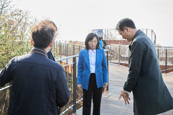 ‘용마산 스카이워크’의 공식 개장에 앞서 현장을 방문해 사업 추진 전반을 점검하고 있는 서울특별시의회 환경수자원위원회 이영실 의원(가운데) (사진제공=서울특별시의회 이영실 의원)