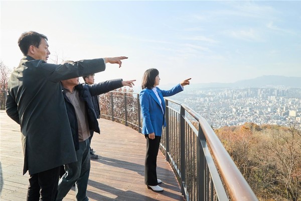 ‘용마산 스카이워크’의 공식 개장에 앞서 현장을 방문해 사업 추진 전반을 점검하고 있는 서울특별시의회 환경수자원위원회 이영실 의원(왼쪽) (사진제공=서울특별시의회 이영실 의원)