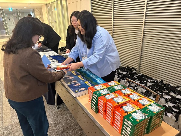 방문객들이 카자흐스탄 관련 홍보 자료를 살펴보고 있다. (사진제공=주한카자흐스탄대사관)