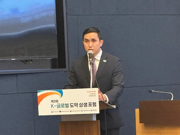 Daulet Saktaganov, the Representative of Kazakh Invest JSC in Korea, briefed the seminar participants on key investment opportunities and incentives offered by Kazakhstan to foreign investors. (Credit=Kazakhstan Embassy in Korea)