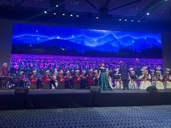 The stage featured performances of both traditional Kazakh and contemporary songs. (Credit=Kazakhstan Embassy in Korea)