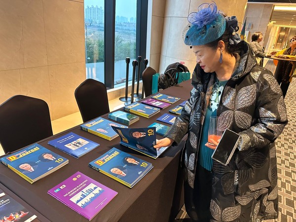 A visitor reviews informational materials about Kazakhstan. (Credit=Kazakhstan Embassy in Korea)