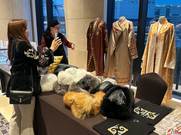 A visitor explores the exhibition of traditional Kazakh clothing. (Credit=Kazakhstan Embassy in Korea)