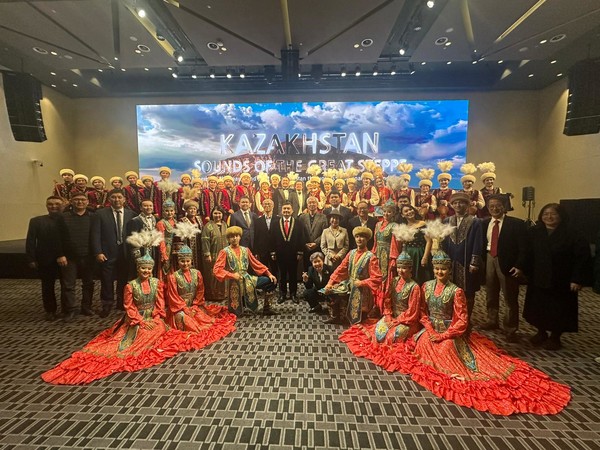 Ambassador Nurgali Arystanov poses for a commemorative photo with artists of the Mangystau Regional Philharmonic named after Murat Oskinbaev. (Credit=Kazakhstan Embassy in Korea)