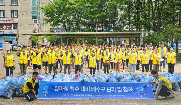 세종특별자치시 조치원읍에서 장마철 대비 빗물 배수구 관리에 나선 하나님의 교회 신자들. 쓰레기 265kg을 수거해 일대를 쾌적하게 만들었다. (사진제공=하나님의교회)