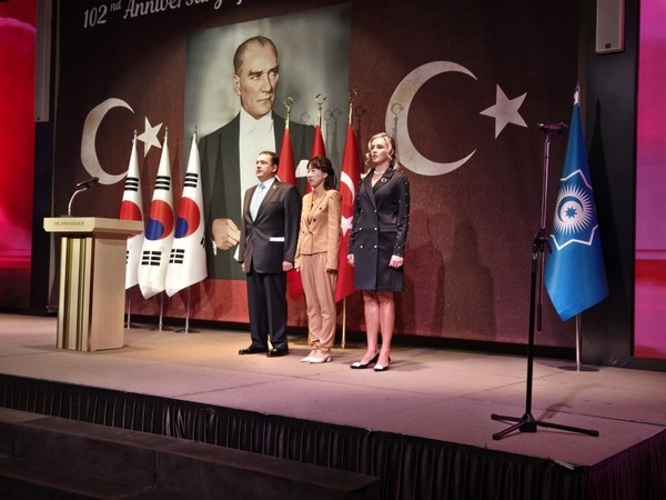 H.E. Murat Tamer, Ambassador of Türkiye to the Republic of Korea, with Madam Ganna Tamer, Korean representative, singing the National anthem of the two countries.