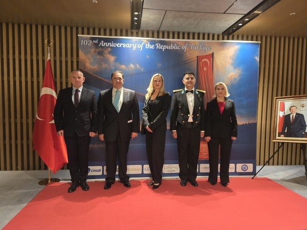 H.E. Murat Tamer, Ambassador of Türkiye to the Republic of Korea, Madam Ganna Tamer, taking a photo with   H.E. Ambassador of Belarus Andrew CHERNETSKY