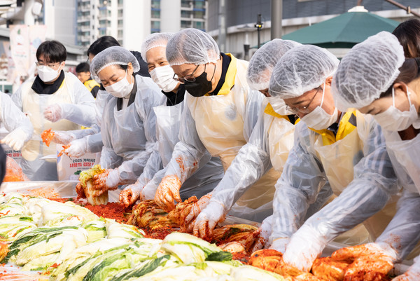 문영표 사장, 서울시의원 김장담그기 (사진제공=서울시농수산식품공사)