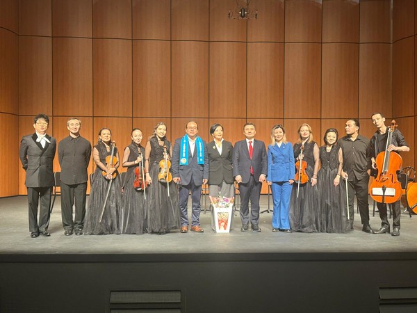 Ambassador Nurgali Arystanov, Yangcheon Cultural Foundation Chairman Chun Dong-hee, Artistic Director Gauhar Murzabekova, and Seoul Council member Aisulu take a commemorative photo with the members of Camerata Kazakhstan. (Credit=Kazakhstan Embassy in Korea)