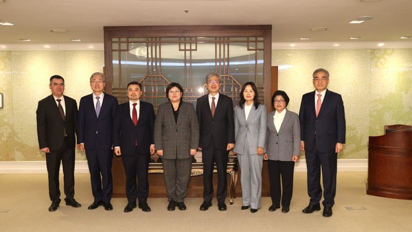 카자흐스탄 헌법재판소 엘비라 아지모바 소장, 대한민국 헌법재판소 김상환 소장, 그리고 카자흐스탄 누르갈리 아르스타노프 대사가 면담 후 기념촬영을 하고 있다. (사진제공=주한카자흐스탄대사관)