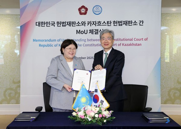 카자흐스탄 헌법재판소 엘비라 아지모바 소장과 대한민국 헌법재판소 김상환 소장이 협력 양해각서(MOU) 서명 후 기념촬영을 하고 있다. (사진제공=주한카자흐스탄대사관)