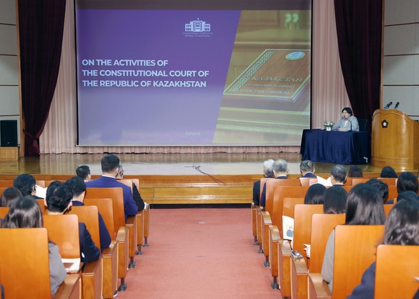 엘비라 아지모바 소장이 대한민국 헌법재판소에서 판사, 헌법학 연구진, 사무처 직원을 대상으로 강연을 진행하고 있다. (사진제공=주한카자흐스탄대사관)