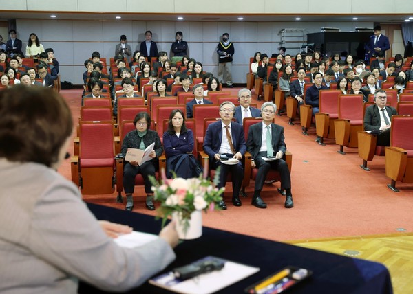 엘비라 아지모바 소장이 대한민국 헌법재판소에서 판사, 헌법학 연구진, 사무처 직원을 대상으로 강연을 진행하고 있다. (사진제공=주한카자흐스탄대사관)