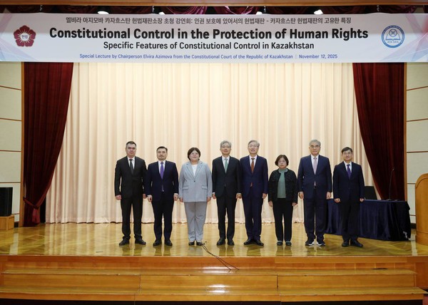엘비라 아지모바 소장, 김상환 헌법재판소 소장, 누르갈리 아르스타노프 대사가 강연 후 기념촬영을 하고 있다. (사진제공=주한카자흐스탄대사관)