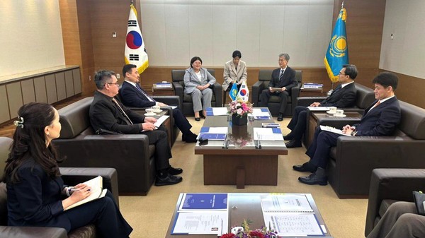 카자흐스탄 헌법재판소 엘비라 아지모바 소장이 대한민국 대법원 조희대 대법원장과 면담하고 있다. (사진제공=주한카자흐스탄대사관)