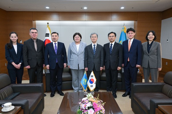 엘비라 아지모바 소장, 조희대 대법원장, 누르갈리 아르스타노프 대사가 면담 후 기념촬영을 하고 있다. (사진제공=주한카자흐스탄대사관)