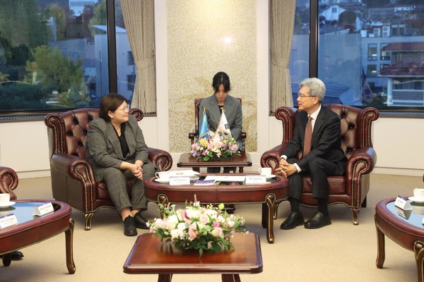 Chairperson of the Constitutional Court of the Republic of Kazakhstan Elvira Azimova meets with the President of the Constitutional Court of the Republic of Korea, Sanghwan Kim. (Credit=Kazakhstan Embassy in Korea)
