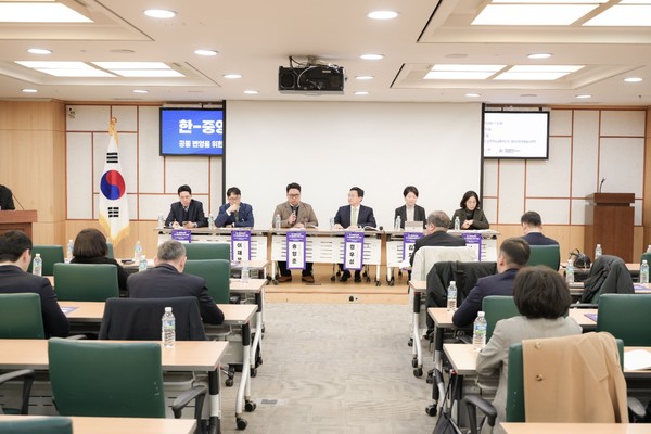 한-중앙아시아 AI 인재 양성 협력 포럼에서 전문가들과 종합 토론이 진행되고 있다. (사진제공=주한카자흐스탄대사관)