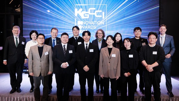 제11회 KGCCI 이노베이션 어워드 수상 기업과 파이널리스트, KGCCI 경영진 및 주요 귀빈이 함께 기념 촬영을 하고 있다. (사진=주한독일상공회의소 제공)