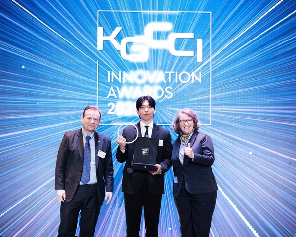 (왼쪽부터) 게오르그 슈미트 주한독일대사, 1등 수상기업 돌봄드림의 유민혁 이사, 마리 안토니아 폰 쉔부르크 주한독일상공회의소 대표가 기념촬영을 하고 있다. (사진=주한독일상공회의소 제공)