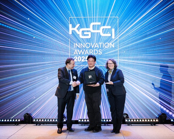 (왼쪽부터) 게오르그 슈미트 주한독일대사, 3등 수상기업 트라운드의 박재범 대표이사, 마리 안토니아 폰 쉔부르크 주한독일상공회의소 대표가 기념촬영을 하고 있다. (사진=주한독일상공회의소 제공)