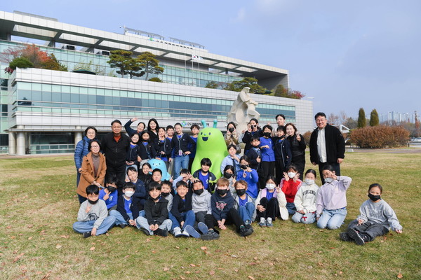 탄소중립 시범투어에 참여한 재한몽골학교 학생, 교사와 관계자들이 기념촬영을 하고 있다. (사진제공=수도권매립지관리공사)