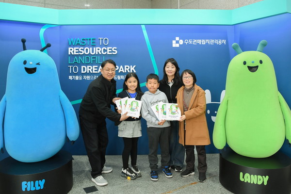 김상훈 수도권매립지관리공사 상생본부장(좌측 첫 번째)와 재한몽골학교 학생, 교사가 환경교육도서 몽골어 번역본을 들고 기념촬영을 하고 있다. (사진제공=수도권매립지관리공사)