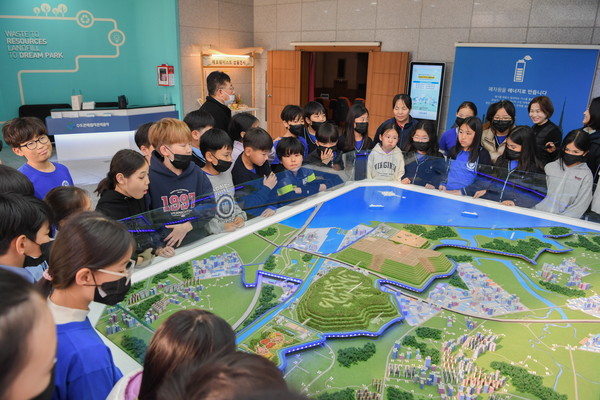 수도권매립지관리공사 홍보관에서 폐기물매립지에 대한 설명 듣는 재한몽골학교 학생들 (사진제공=수도권매립지관리공사)