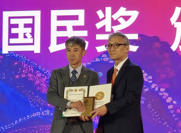 출범식에서 2025 Pride Korea Awards를 수상한 리쉐민(李学珉) 중경농업 회장(왼쪽)과 Pride Korea Association 신현두 회장(오른쪽) (사진제공=컨슈머포스트DB)