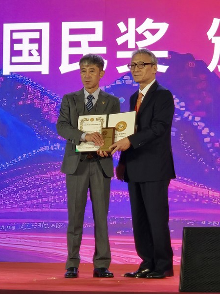 Li Xuemin (李学珉), Chairman of Zhongqing Agriculture (left), and Shin Hyun-doo, Chairman of the Pride Korea Association (right), who received the 2025 Pride Korea Awards at the launch ceremony
