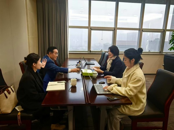 내부 시설 점검중인 권오석 회장 (사진제공=컨슈머포스트DB)