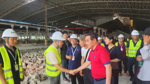 Chairman Kwon Oh-seok encouraging construction officials during an on-site inspection