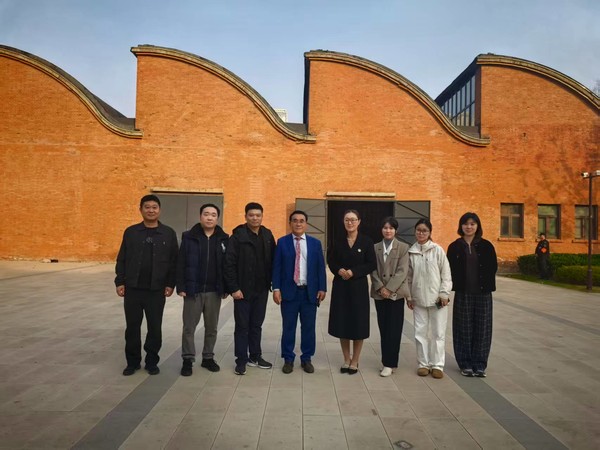 Chairman Kwon Oh-seok with employees during an on-site inspection