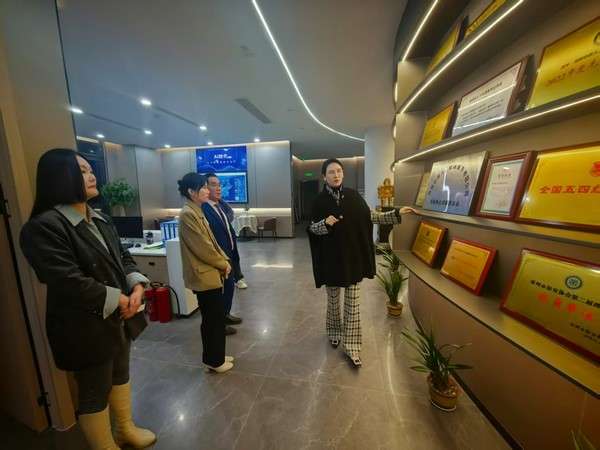 Chairman Kwon Oh-seok inspecting the interior facilities