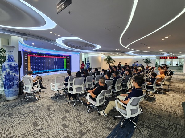 Chairman Kwon Oh-seok in a meeting with employees