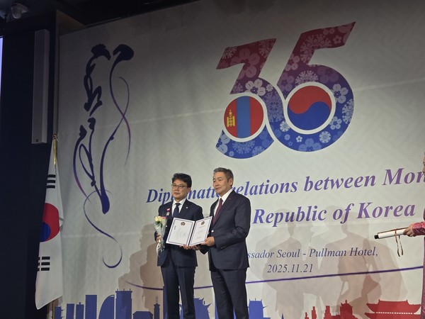 “Assemblyman Jin Sung-joon, who also serves as the President of the Korea–Mongolia Friendship Association, is receiving a certificate of appreciation, a medal, and a commemorative gift from the Mongolian government.”