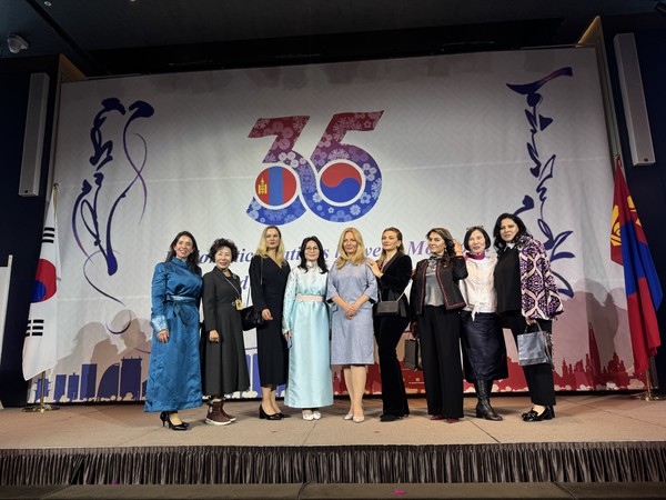 “Members of the Ambassadors’ Spouses Association (ASAS) and invited Korean spouses are taking a commemorative photo at the suggestion of the Mongolian Ambassador’s Madam. The Mexican Ambassador’s Madam (far left) is present; her husband serves as ambassador to both Korea and Mongolia.”