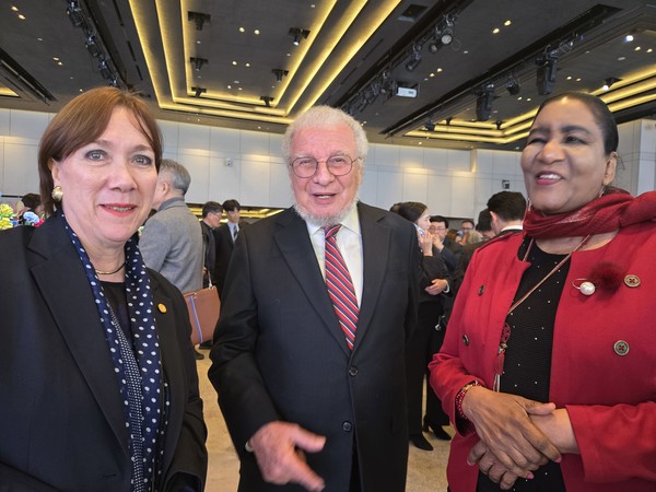 “The Guatemalan Ambassador, who has served as ambassador to both Korea and Mongolia (far left), the Honduran Ambassador (center), and the Sudanese Ambassador (right) are taking a commemorative photo.”