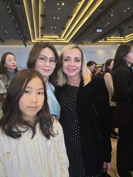“Madam of the Mongolian Ambassador and their youngest daughter are taking a commemorative photo with the president of ASAS .