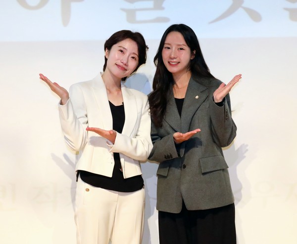 장애인식개선 강연회에 참석한 우은빈 작가와 윤정회 의원(오른쪽). (사진제공=용산구의회 윤정회 의원)