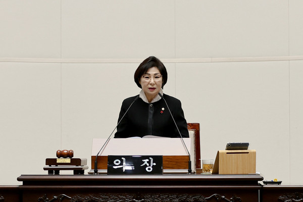 제288회 제2차 정례회를 개회를 선언하는 성동구의회 남연희 의장 (사진제공=성동구의회)
