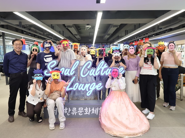 안동 하회탈 만들기 체험 단체 사진 (사진제공=서울관광재단)