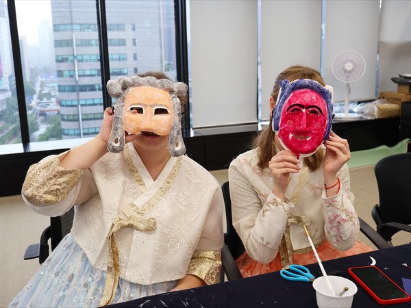 한복을 입고 하회탈 인증하는 외국인 참가자 (사진제공=서울관광재단)