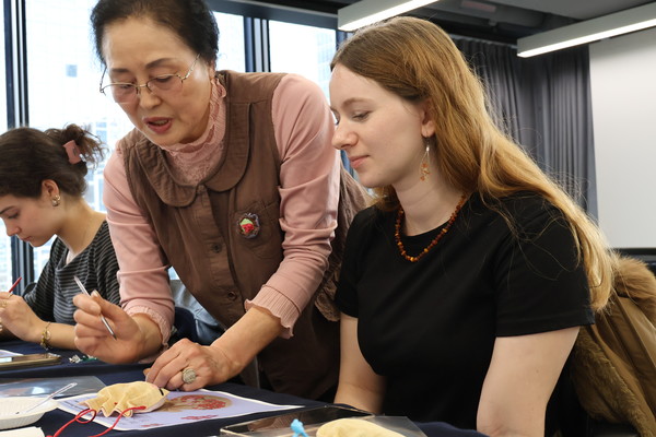 안동포 향주머니 제작 과정 (사진제공=서울관광재단)