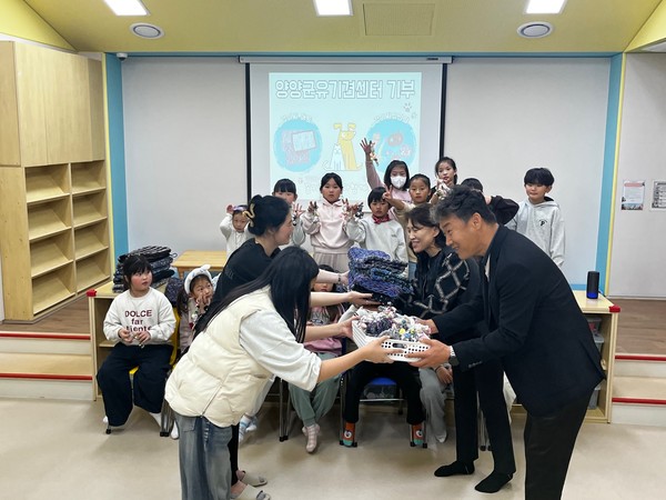 다함께돌봄센터 유기견 매트, 장난감 전달 사진 (사진제공=양양군)