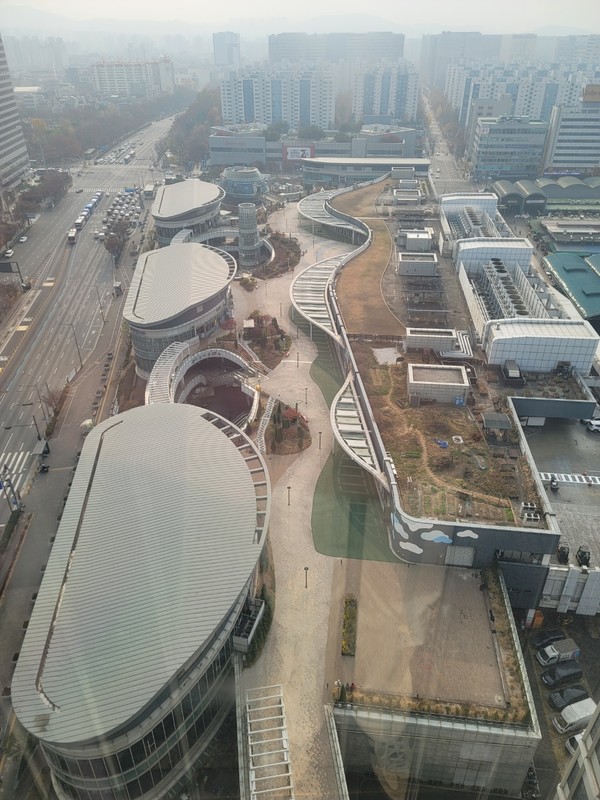 ‘가락몰 하늘공원 아트브릿지(Artbridge) 설치 공사’ 현장 전경 (사진제공=서울시농수산식품공사)